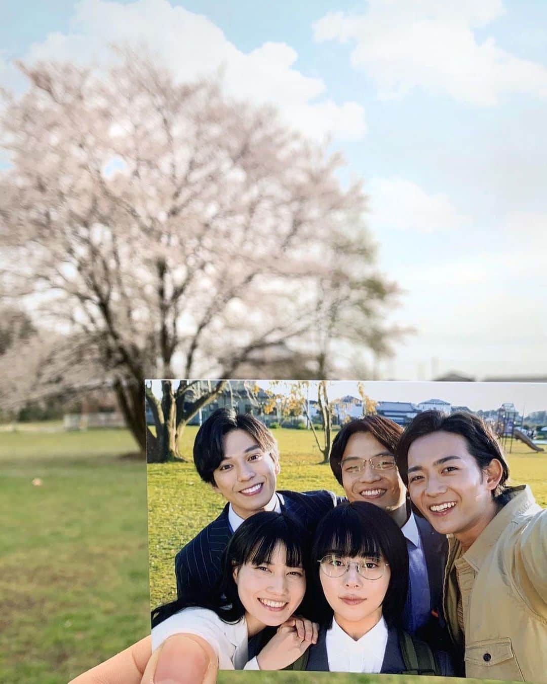 日本テレビ「同期のサクラ」さんのインスタグラム写真 - (日本テレビ「同期のサクラ」Instagram)「ドラマの中で５人が再会した、約束の４月になりました🌸 あの桜の木も満開になりました。 初めて経験する大変な毎日ですが、一人でも多くの人がサクラたちのように『夢』に向かって歩き出せる新年度になることを願っております✨ 🌸「#同期のサクラ」Blu-ray・DVDboxは４月２２日発売です🌸 #2020年4月1日」4月1日 18時44分 - douki_sakura