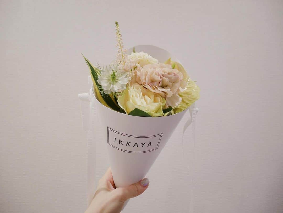 黒坂優香子さんのインスタグラム写真 - (黒坂優香子Instagram)「💐  お花いっぱい幸せ…♡ 選んでくれたその気持ちが 悩んでくれたその時間が とっても愛おしいです、 ありがとう♡  #flower #muguet #bouquet #muguetday #happy #thankyou」5月4日 21時12分 - yukakokurosaka0606