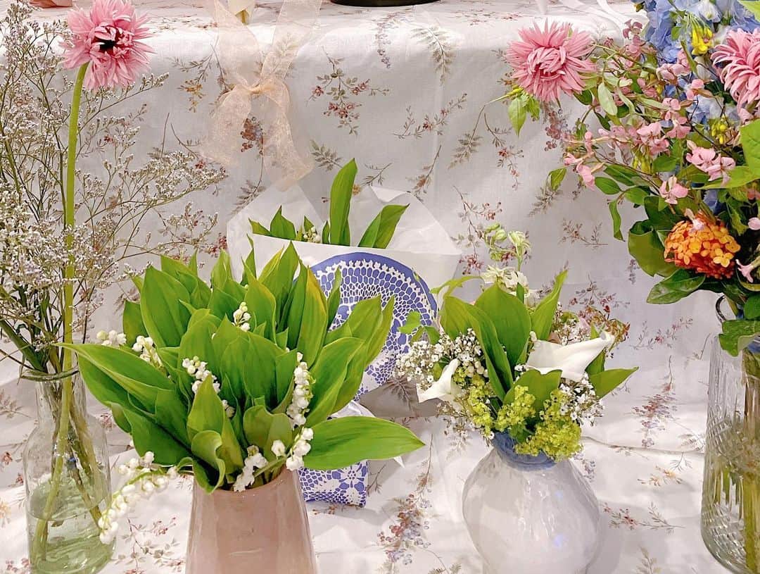 黒坂優香子さんのインスタグラム写真 - (黒坂優香子Instagram)「💐  お花いっぱい幸せ…♡ 選んでくれたその気持ちが 悩んでくれたその時間が とっても愛おしいです、 ありがとう♡  #flower #muguet #bouquet #muguetday #happy #thankyou」5月4日 21時12分 - yukakokurosaka0606