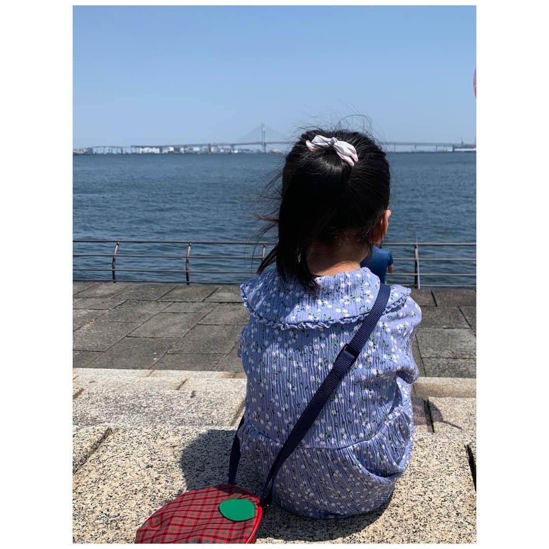 松村未央さんのインスタグラム写真 - (松村未央Instagram)「* 先日、久しぶりに横浜へ行ってきました🚗  「サメさん、いるかな？」と じーっと海を見つめる娘 👧🏻  快晴、気持ちのいい陽気で のんびりしている人がたくさんいました！  帽子を持って行ったのに車の中に忘れて… 帰ったらほんのり焼けていました🤦‍♀️  #GW #横浜 #横浜ドライブ #みなとみらい #臨港パーク #休日 #子育て #３歳半」5月6日 11時44分 - mio.matsumura_