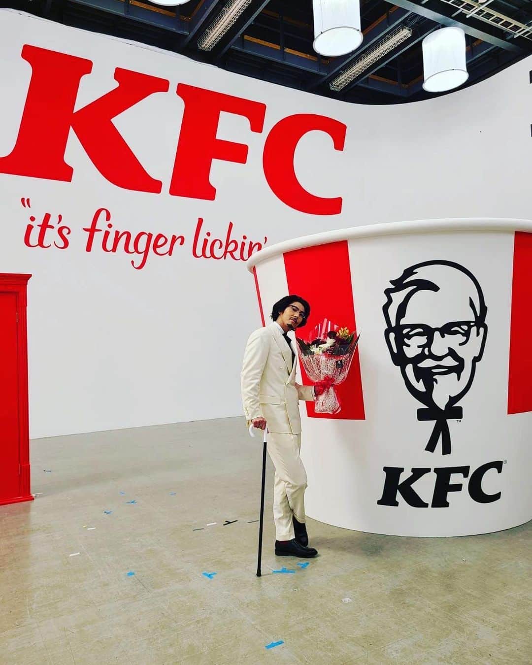 賀来賢人さんのインスタグラム写真 - (賀来賢人Instagram)「KFC  ケンタッキーフライドチキン  イメージキャラクターを務めさせて頂きます🍗 やっと両思いになれました。 ケンタッキー愛を全身全霊でお伝えします🔥 これからよろしくお願い致します🍗🍗🍗🍗🍗❗️」5月13日 9時32分 - kento_kaku