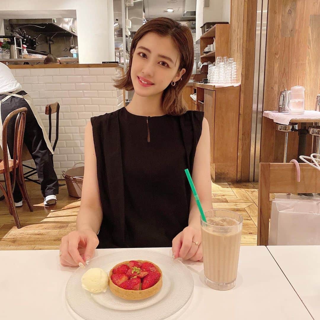 夏焼雅さんのインスタグラム写真 - (夏焼雅Instagram)「🍨🤍🫖🍽 It was delicious.🍓 clothes ︎
