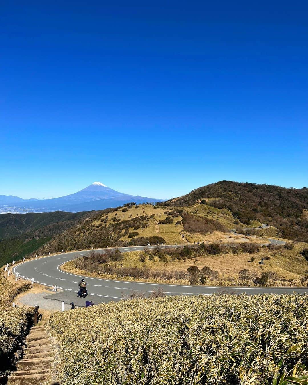 一双麻希 さんのインスタグラム写真 - (一双麻希 Instagram)「伊豆 #達磨山 への道のり、 なんだか日本じゃないみたい！！と思ったこのロード👀✨ 思わぬ景色に出会えるのが山の良さですね..😌  この2,3枚目の車道は、#西伊豆スカイライン といって バイカーやドライブの方にも人気みたいです。 バイクの人たちも気持ちよさそうだったな☺️🏍  #いっそうまきchannel #YouTube  #金冠山 #伊豆 #低山ハイク #いっそうまき山記録   #富士山が見える場所 #低山 #日本の絶景 #ハイキング #低山ハイキング #西伊豆 #山女 #山ガール #登山女子 #登山 #伊豆旅行 # #山好きな人と繋がりたい #自然が好き #アウトドア好き #アウトドア女子 #キャンプ女子 #キャンプ好き #山好き #登山初心者 #稜線歩き #ツーリング」6月21日 21時03分 - isso_maki315