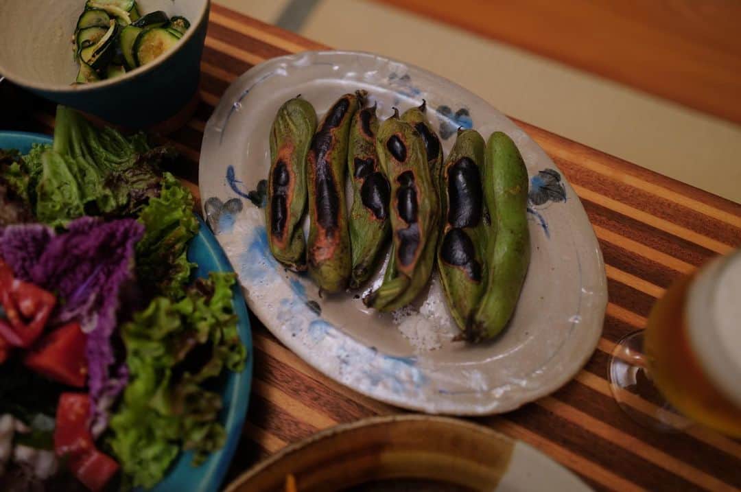 高山都さんのインスタグラム写真 - (高山都Instagram)「暑いなーって日は、辛かったり酸っぱかったりの味付けになりがち。 食べたいもの、栄養バランス考えつつ作ったら、こんな感じに。 葉つきにんじんのチヂミ 野菜たっぷり冷しゃぶ 厚揚げと甘長唐辛子と新生姜のおかか炒め オクラとミョウガの梅オイル和え ズッキーニのナムル 焼きそら豆  チヂミは、@nao_70koro 妹にお裾分けしたにんじん、こうやって食べてるの見て美味しそうで我が家も。 米粉にして、出来るだけ粉の量と控えめにしたけど、パリッとモチっと焼き上がった！ にんじんの葉は、春菊みたいにほろ苦くて、ニラのチヂミより好みかも！ 多めのごま油でフライパンに焼きつけるように。 タレは豚しゃぶにもチヂミにも合う2種類を。 ねりごまとすし酢ベースにしたごまだれと、コチュジャンとすし酢ベースの韓国ダレと。 美味しいねぇーって盛り上がって、ついつい素敵なワインを開けてしまった。 ワインを楽しむ遠足の様子 @tatsuroyasui のVLOG YouTubeがアップされてます。よかったら🙋🏻‍♂️」6月22日 9時57分 - miyare38