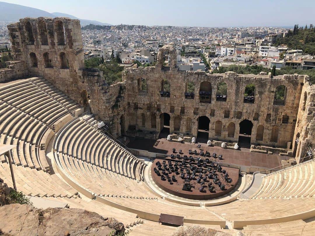 伊東楓さんのインスタグラム写真 - (伊東楓Instagram)「アテネ🇬🇷#GREECE#Athens#Αθήνα  感性が研ぎ澄まされる数日。  2500年前には この完璧に計算された 美しき壮大な建造物が造られていたと思うと…ゾワゾワします。笑  文字や文化 芸術、全ての始まり、ギリシャ。  パルテノン神殿などが現存してることもすごいけど、 装飾として造られた ギリシャ神話の神々像（アテナetc）、少女.犬や馬、どれも表情や肢体の筋肉、衣装がリアリティに溢れてて、紀元前時代に よくこんな精巧に造ったなぁと感心。  現存するものはさすがに断片的だけど、これらが完璧に残っていたとしたら どんなに素晴らしかっただろうか…なんて考えちゃいます。  私がずっと来たかった場所だから、今こうやって気軽に遊びにいけることが嬉しい！ また遊びに行こう。 感覚を豊かにする為にも。  #パルテノン神殿#Parthenon#Παρθενών #アテネオリンピック#Olympic#ギリシャ神話 #ギリシャ#summervacation2022 #art#τεχνη#ars」6月24日 20時19分 - kaede_ito004