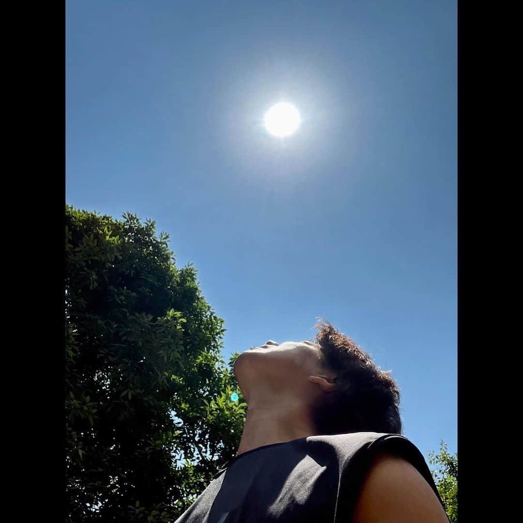 木村拓哉さんのインスタグラム写真 - (木村拓哉Instagram)「⁡ ⁡ ⁡ 「これはこれは…。 ⁡ またまたとんでもない暑さですね❕ 身体の調子だけでなく、電力使用量も考えなくては…。 未だ6月なのに…。 この先が少し心配です。」 ⁡ PEACE‼︎ ⁡ STAYSAFE! ⁡ 拓哉 #木村拓哉#TakuyaKimura」6月28日 11時25分 - takuya.kimura_tak