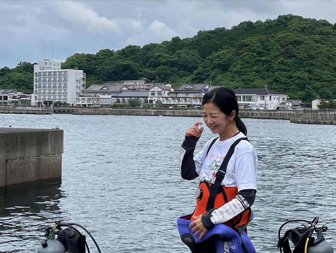 宮崎美子さんのインスタグラム写真 - (宮崎美子Instagram)「皆さん、こんばんは。  先日、RKK熊本放送『週刊山崎くん』のロケで20年ぶりにダイビングをしました！  水俣の海に潜りました。 なぜ潜ったかと言いますと、『ヒメタツ』という小さなタツノオトシゴの出産シーンを見るためです。  その模様は昨日、RKK熊本放送『週刊山崎くん』で放送されましたが、今日から、全国の皆さん、TVerで見られるようになっています。  TVerで是非『週刊山崎くん』と検索して、20年ぶりのダイビングの姿と、神秘的なヒメタツの出産シーンを是非、見てください！ 今日から特別に2週間見れますよ！  #熊本 #水俣 #ダイビング #ヒメタツ #週刊山崎くん #熊本放送 #rkk」7月28日 21時02分 - miyazakiyoshiko.official