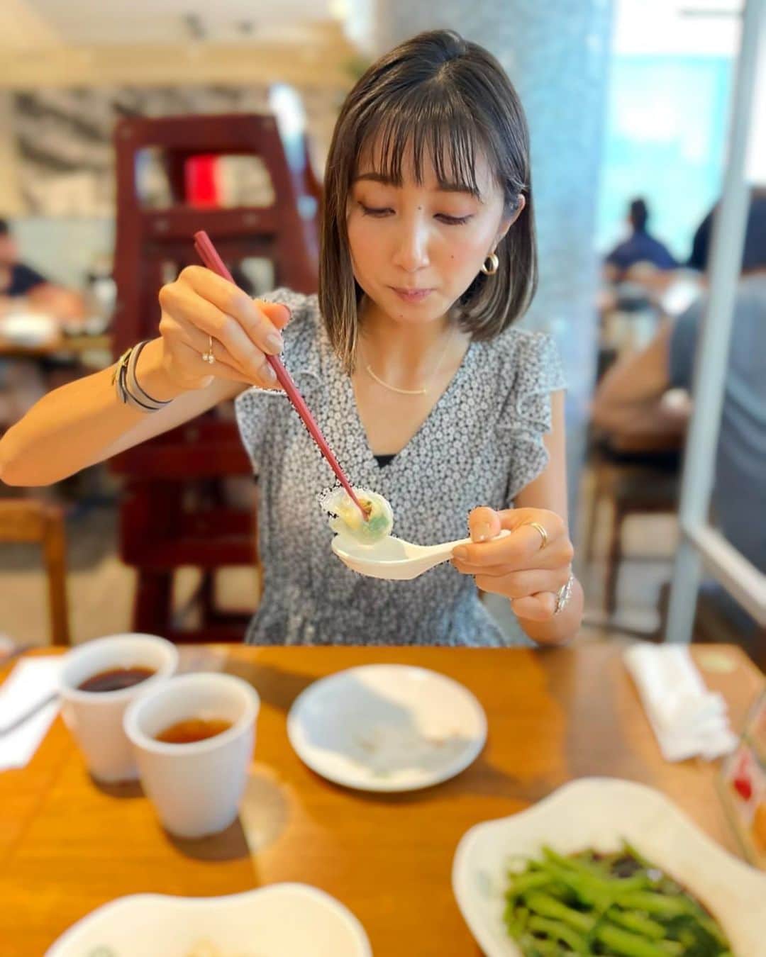 近藤夏子さんのインスタグラム写真 - (近藤夏子Instagram)「. もぐもぐ真剣。 朝から夜までいっっっぱい食べてます！ いつもなにか