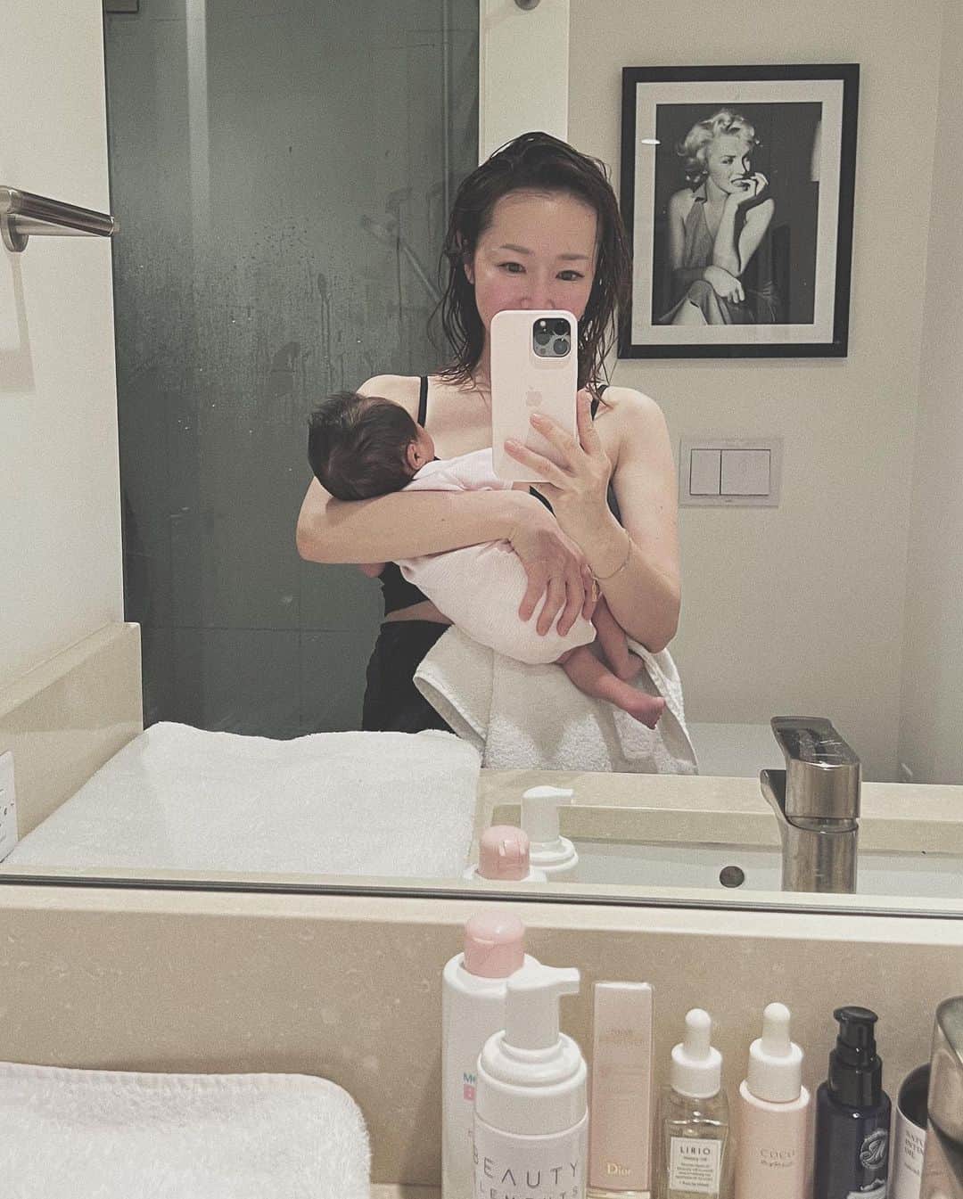 翁安芸さんのインスタグラム写真 - (翁安芸Instagram)「After bath with my baby girl🛁   #1monthold #babygirl #bathroom #お風呂上がり」8月5日 13時46分 - akinyc