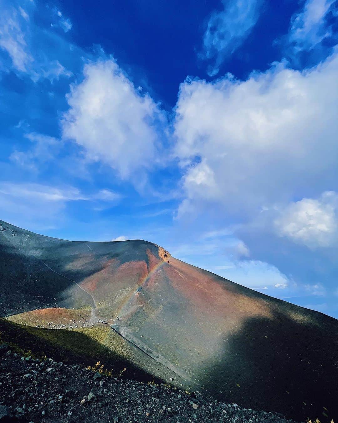 吉田知那美さんのインスタグラム写真 - (吉田知那美Instagram)「・ Mt.FUJI / 3776m  富士山はすごく美味しかったです🏔 ・ 富士宮ルートの萬年雪荘のみなさんは優しく迎えてくれて、とっても気持ちの良いモーニングコーヒーを頂きました☕️ 御殿場ルートの砂走館では、山小屋のお母さんが作ったじゃがいもを使った美味しい懐かしい熱々のカレーライスを頂きました🍛疲労が取れて身体にエネルギーかえってくるカレーライスでした。  トレーニングと栄養の実地実験、富士登山。 とても良い勉強になりました🏔 登山前、中、後と適所でアミノバイタルとアミノバイタルパーフェクトエネルギーゼリー等を摂っていたので、 今朝も特に疲労感は無く、今日も元気にトレーニングできそうです🫶🏔 回復力サポート大事❤️‍🩹  #富士山 #登山 #climbing  #training #トレーニング #アミノバイタル @aminovital_jp #萬年雪荘 @mannenyuki_mt.fuji #砂走館」8月11日 14時25分 - chinami1991