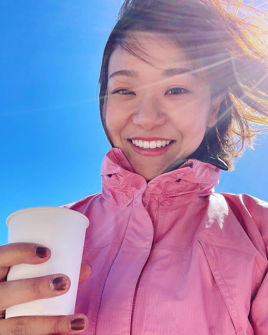 吉田知那美さんのインスタグラム写真 - (吉田知那美Instagram)「・ Mt.FUJI / 3776m  富士山はすごく美味しかったです🏔 ・ 富士宮ルートの萬年雪荘のみなさんは優しく迎えてくれて、とっても気持ちの良いモーニングコーヒーを頂きました☕️ 御殿場ルートの砂走館では、山小屋のお母さんが作ったじゃがいもを使った美味しい懐かしい熱々のカレーライスを頂きました🍛疲労が取れて身体にエネルギーかえってくるカレーライスでした。  トレーニングと栄養の実地実験、富士登山。 とても良い勉強になりました🏔 登山前、中、後と適所でアミノバイタルとアミノバイタルパーフェクトエネルギーゼリー等を摂っていたので、 今朝も特に疲労感は無く、今日も元気にトレーニングできそうです🫶🏔 回復力サポート大事❤️‍🩹  #富士山 #登山 #climbing  #training #トレーニング #アミノバイタル @aminovital_jp #萬年雪荘 @mannenyuki_mt.fuji #砂走館」8月11日 14時25分 - chinami1991