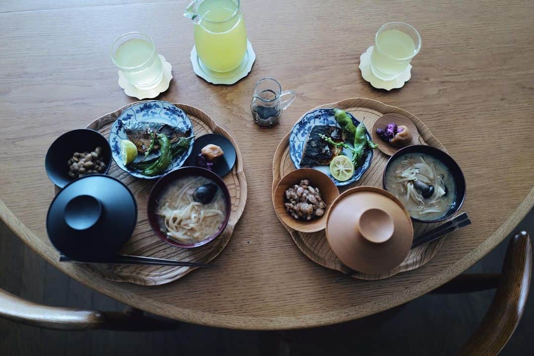 高山都さんのインスタグラム写真 - (高山都Instagram)「今日も同じような献立だったけど、数日前の朝食。 半端に残ってたきのこたちと切干大根のお味噌汁に、納豆、冷凍してあった鯖の切り身は半分にして。 ワタシたちの健康材料であり薬のような存在の @daybyday__2016 の #江頭さんの玄米 と。 お盆は @aizawa_wood 漆器 @gatomikio_shouten  真鍮のコースターは @takemata_yuichi お茶は @en.tea 朝昼兼用でこれくらいの朝食が、その日1日のコンディションいちばん調子いいかも。」9月18日 14時39分 - miyare38