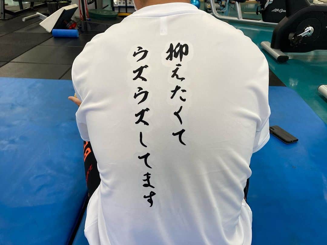 阪神タイガースさんのインスタグラム写真 - (阪神タイガースInstagram)「今日の室内での練習では、ブルペン陣がお揃いの#岩貞祐太 Tシャツを着て練習していました！ #ファンともっとプロジェクト の「タイガース史上最接近応援」企画でファンの方に応募いただいたイラストを、ブルペン陣がTシャツにしたものです！ #岩貞祐太 選手 #10枚目の男  #抑えたくてウズウズしてます #阪神タイガース  #イチにカケル！」9月20日 18時29分 - hanshintigers_official