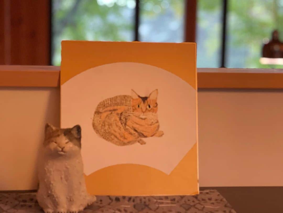 三浦瑠麗さんのインスタグラム写真 - (三浦瑠麗Instagram)「お彼岸は黒胡麻おはぎ。 娘が描いた色紙には猫年の干支が。。。 ねずみさんに騙されなければ、猫年があったのにねぇ。」9月23日 14時57分 - lullymiura
