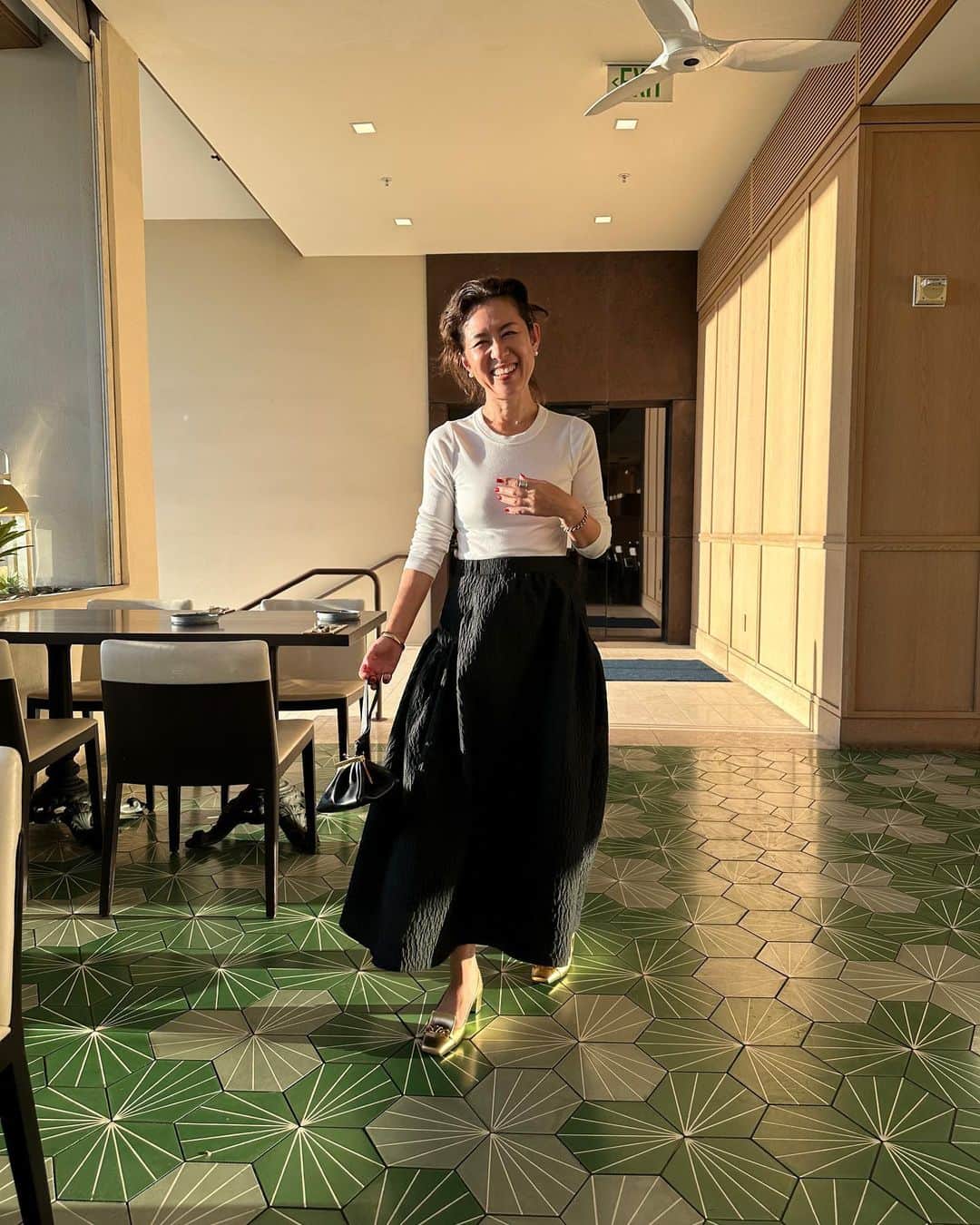 大草直子さんのインスタグラム写真 - (大草直子Instagram)「アローハー ️今日は1日、撮影もきちんとしたディナーも。同じスカートで