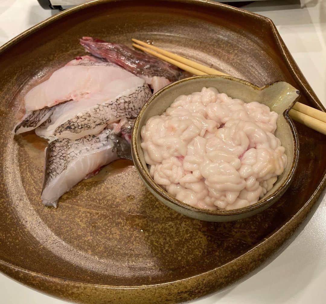 安藤優子さんのインスタグラム写真 - (安藤優子Instagram)「ひげ鱈のお鍋。  お早うございます‼️  昨晩のテーブルは、通称ワンダーランド（笑）にて購入したひげ鱈と白子でお鍋。  野菜は、大根の薄切り、ネギ、春菊です。  前菜は、なぜか春雨と海老のタイ風サラダと、お刺身でした。  お鍋はすだちをぎゅっと搾っていただきました。  ご馳走さまでした!  さっこれから朝ンポです。  東京は曇り空ですが、比較的暖かい朝です。  午後からお天気崩れるそうなので、貴重な午前中の時間を有効に!  本日も気持ちは晴れやかにお過ごしくださいませ。  本日もファイテン‼️  #ひげ鱈  #冬の味覚   #フレンチブルドッグ  #安藤優子」11月29日 6時57分 - yukoando0203