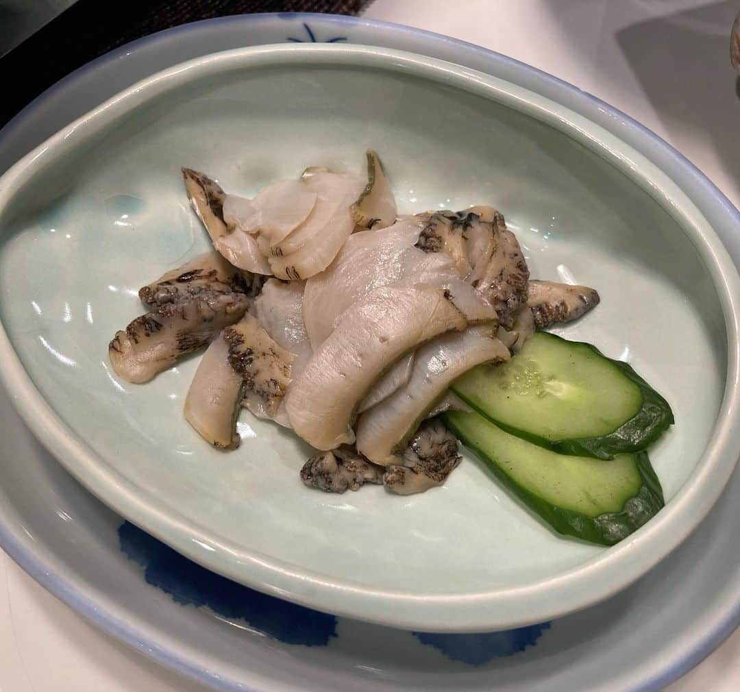 安藤優子さんのインスタグラム写真 - (安藤優子Instagram)「ひげ鱈のお鍋。  お早うございます‼️  昨晩のテーブルは、通称ワンダーランド（笑）にて購入したひげ鱈と白子でお鍋。  野菜は、大根の薄切り、ネギ、春菊です。  前菜は、なぜか春雨と海老のタイ風サラダと、お刺身でした。  お鍋はすだちをぎゅっと搾っていただきました。  ご馳走さまでした!  さっこれから朝ンポです。  東京は曇り空ですが、比較的暖かい朝です。  午後からお天気崩れるそうなので、貴重な午前中の時間を有効に!  本日も気持ちは晴れやかにお過ごしくださいませ。  本日もファイテン‼️  #ひげ鱈  #冬の味覚   #フレンチブルドッグ  #安藤優子」11月29日 6時57分 - yukoando0203
