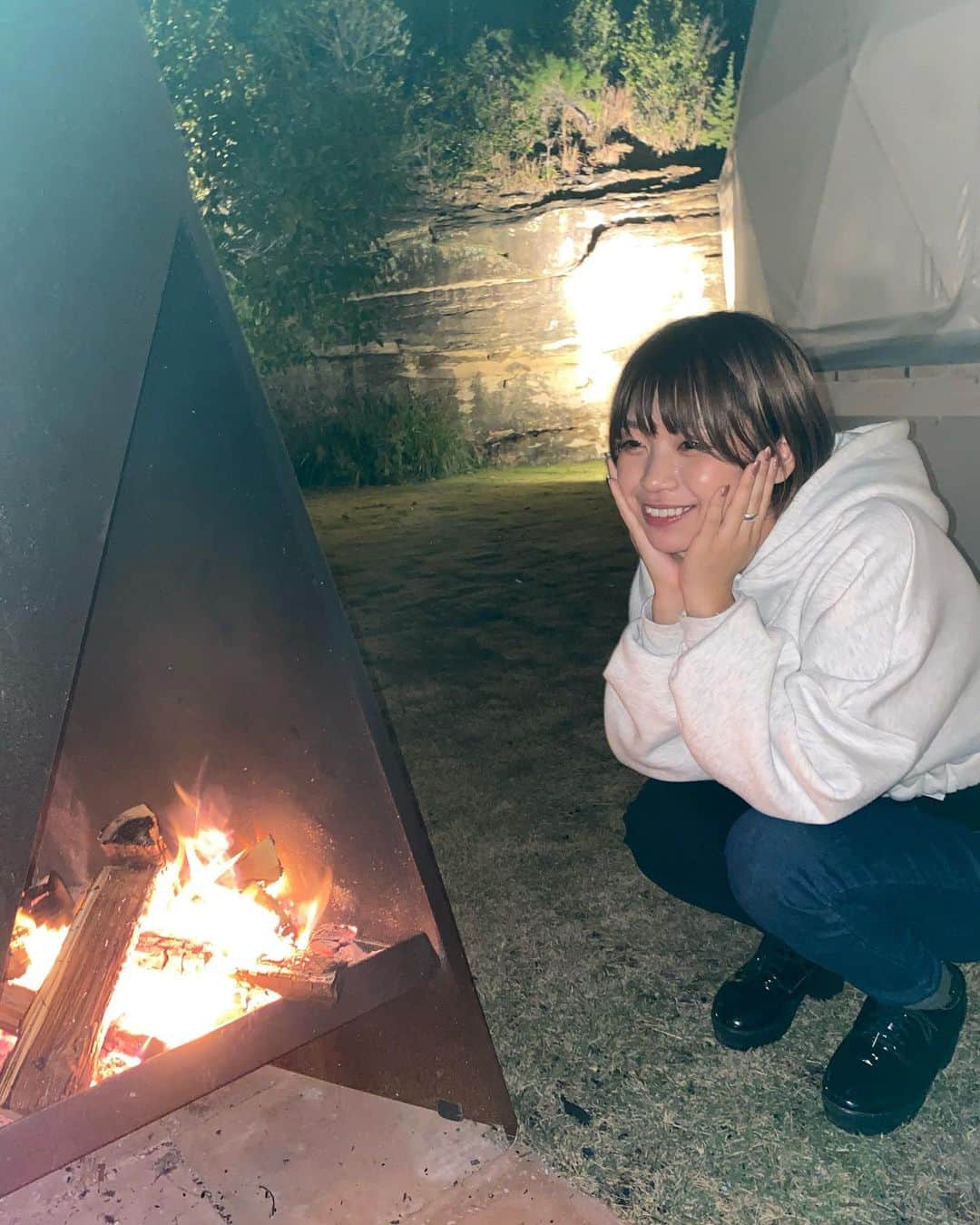 小坂田純奈さんのインスタグラム写真 - (小坂田純奈Instagram)「焚き火っていーよなあ❤️‍🔥  3枚目どーいう顔(笑)  #キャンプファイヤー #グランピング #パーカー女子 #ショート女子」11月30日 21時26分 - official_junata