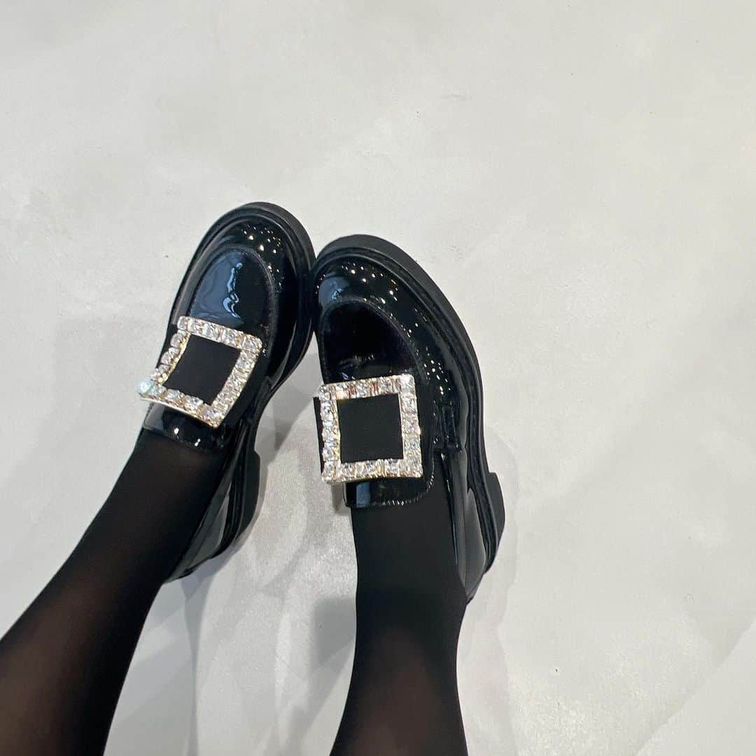 美香さんのインスタグラム写真 - (美香Instagram)「この前買った @amiparis はこれだよっ💖  お靴は大好きな @rogervivier 💋  デニール数を間違えて タイツが薄いのは気にしないでね 🤣」1月16日 22時21分 - mikaofficial99