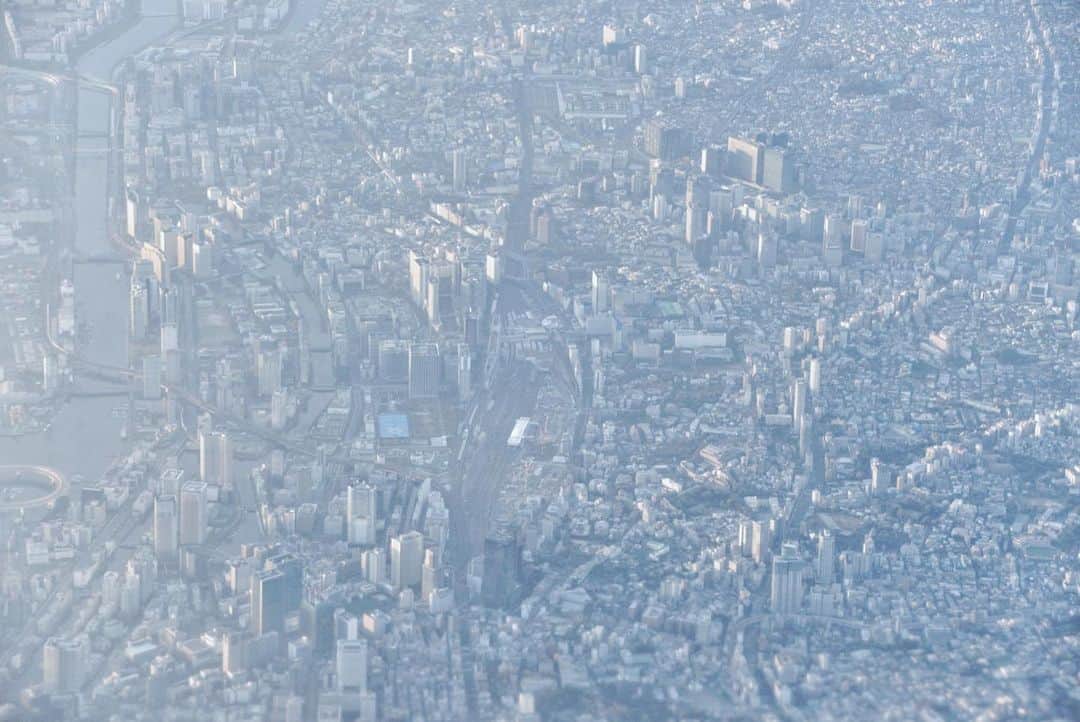 潘めぐみさんのインスタグラム写真 - (潘めぐみInstagram)「まるでジオラマみたい。  終わりと始まりを迎える月曜日におはよう。  朝靄の中の東京。  写真左手、あれは、荒川？🤔  さてさて、私はこれから朝風呂です🛁🫧  今週はすごく冷えるって🥶  みんな、呉々も温かく過ごすのだ😌💭🧣🧤✨  #おはよう#月曜日 #朝靄 #東京 #ジオラマ #goodmorning #goodmood #tokyo #japan #diorama #monday」1月23日 5時51分 - han_meg_han