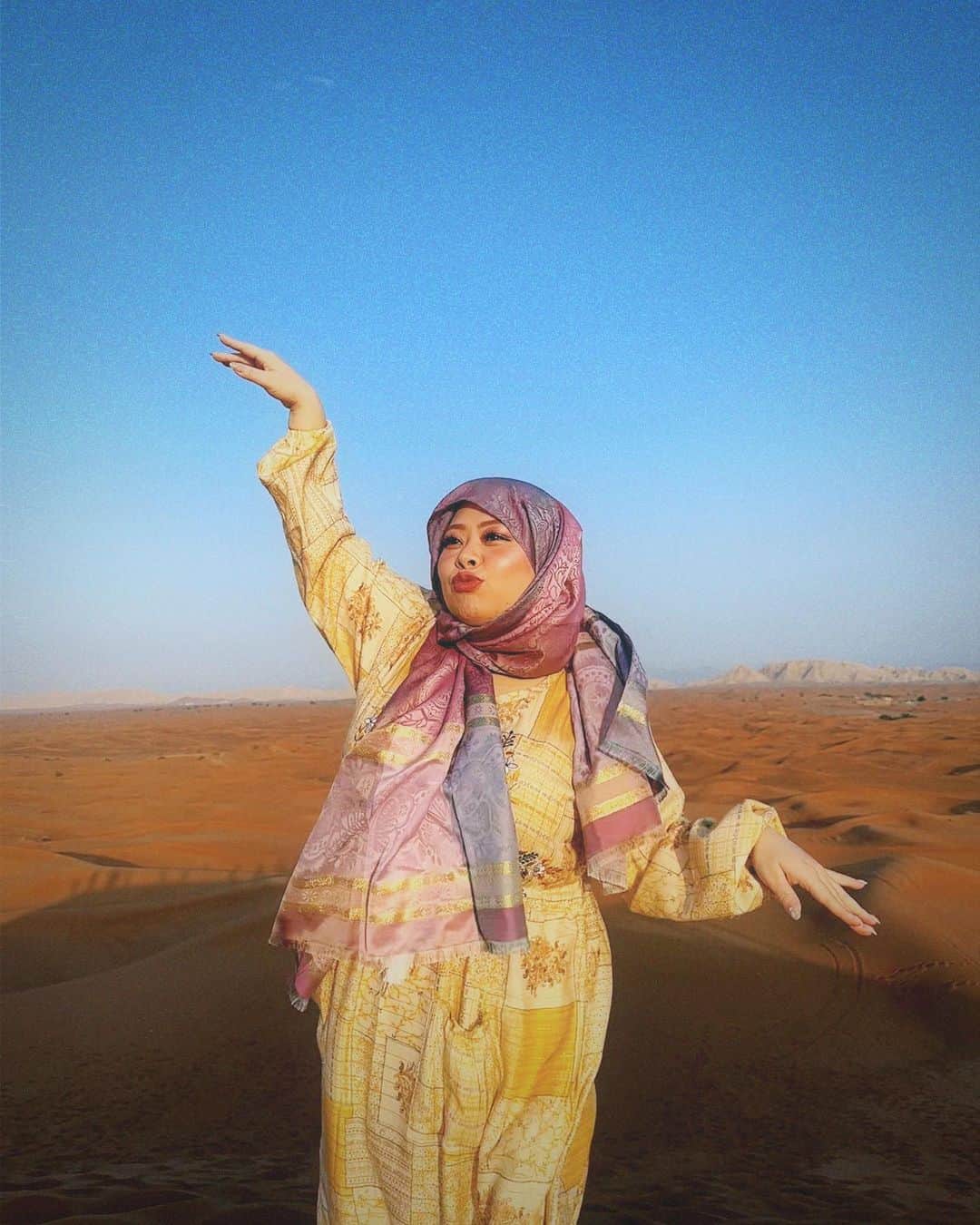渡辺直美さんのインスタグラム写真 - (渡辺直美Instagram)「Dubai and Abū Dhabī Trip🐫 先日 @thelmaaoyama @alisaueno と ドバイ&アブダビ旅行に行ったにょ！女子旅😉  なぜかずっと爆笑で腹筋割れたw 声も枯れたし砂漠の砂全部口に入ったw ハイライトに色々あるから見てみて！  でも夕陽とモスクでは静かに感動してたよ😂すごい綺麗だった！  動画もいっぱい撮ったから今度まとめてリールにあげるね！ たまにうちらが笑い過ぎて、人集まってきてる時もあったよ😂なにか面白いこと起きたのかなって見に来てたw  最後の写真は爆笑超え過ぎて逆に喜怒哀楽がわからない写真だよw 怒ってるように見えるし泣いてるようにも見えるよねw  みんなにはどう見える？w  I laughed way too much that in the last photo you can't tell what kind of emotion is being expressed  anymore lol It sort of looks like I'm mad but it also looks like I'm crying  lol  What does it look like to you guys?   #ドバイ #アブダビ #喜怒哀楽不明」1月23日 12時31分 - watanabenaomi703