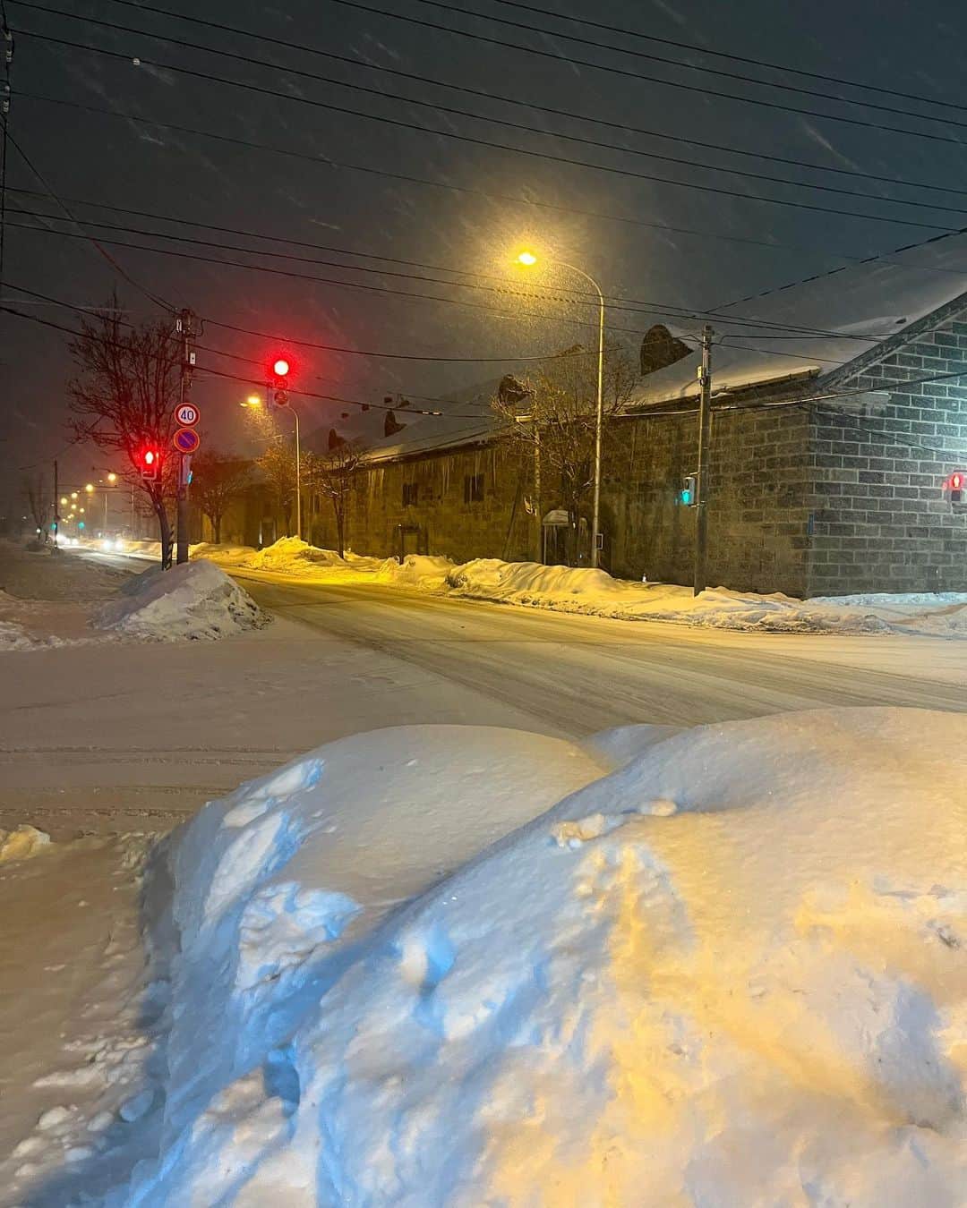 下村彩里さんのインスタグラム写真 - (下村彩里Instagram)「⚠️早めの寒さand雪の備えを⚠️ 明日から『#10年に一度レベルの寒波 』がやってきます。  現時点の予報では、 北日本から西日本にかけて、 日本海側を中心に#猛吹雪 となり、 さらにその雪が長時間降り続く場所も。  普段雪が降らない 太平洋側でも影響がでる可能性が高く最大限の警戒が必要です。  寒さによる#低体温症  #水道管の凍結　 大雪による#停電や、#車の立ち往生　など ありとあらゆる災害級の事態が発生する可能性があります。  また各地雪の影響で、  #鉄道の運転見合わせ #道路通行止め も発生する場所も。  明日以降２日間は特に、 ⚠️不要不急の外出は避け、 今日中に買い物等を済ませてください。⚠️  【明日以降に備えて】 ✔︎スマホ、モバイルバッテリー充電 ✔︎ガソリンを満タンに ✔︎1週間分の水や食料や灯油など ✔︎湯船お湯をためておく ✔︎飛ばされやすい外にあるものを室内にしまう ✔︎家周りに凍結防止剤をまく ✔︎水道管凍結防止のために、水をだす  【実感メモ】 先日の北海道の雪取材では 極度の寒暖差の影響か、 スマートフォンの電源が消えてしまうなど、エラーが何度も発生。 機械も極端な寒さには弱いことを実感。 今や連絡手段だけでなく、災害時には灯りや情報源にもなるスマートフォンですから、 携帯はなるべくあたためて、寒い場所に置かないようにするなど注意が必要です。📱  #急遽 #今日から #新潟入りに #安全第一で #取材します  #下村彩里#報道ステーション#取材#雪取材#備え」1月23日 15時20分 - sairi.shimomura_ex
