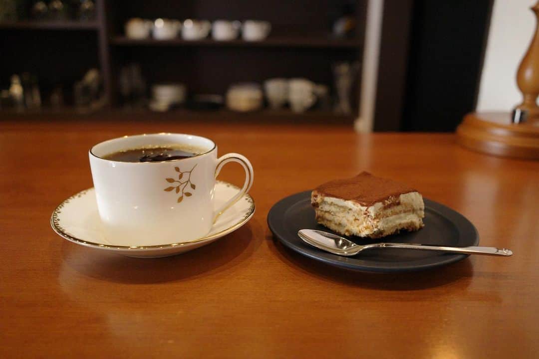 石井輝明さんのインスタグラム写真 - (石井輝明Instagram)「群馬、高崎。 静かでゆるやかな時間が流れる喫茶店。 全世代の愛されそう。  今日はルミネで寄席とトークダンテありがとうございました。 明日は幕張です。 明日もよろしくお願いします。  #coffeeportheim #cafe #coffee #カフェ #コーヒー #喫茶店 #群馬カフェ #高崎カフェ #カフェ芸人」1月23日 20時55分 - comandanteishii