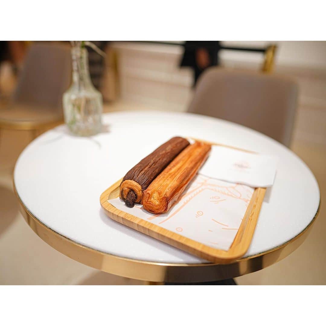石井美保さんのインスタグラム写真 - (石井美保Instagram)「Ritz Parisの裏(メインエントランスの反対側のカンボン通り)にできた『Ritz Paris Le Comptoir』  Ritzのパティスリーを気軽にいただけるお店です。  細長いのはクロワッサン&チョコクロワッサン。あっさりサクサク系でした。 スパチュラはお土産に。#mihoishii_paris」1月25日 11時50分 - miho_ishii