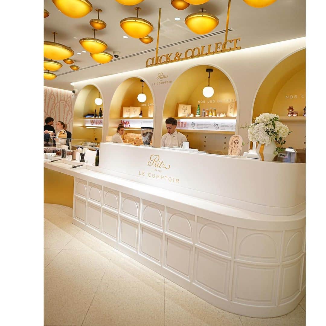 石井美保さんのインスタグラム写真 - (石井美保Instagram)「Ritz Parisの裏(メインエントランスの反対側のカンボン通り)にできた『Ritz Paris Le Comptoir』  Ritzのパティスリーを気軽にいただけるお店です。  細長いのはクロワッサン&チョコクロワッサン。あっさりサクサク系でした。 スパチュラはお土産に。#mihoishii_paris」1月25日 11時50分 - miho_ishii