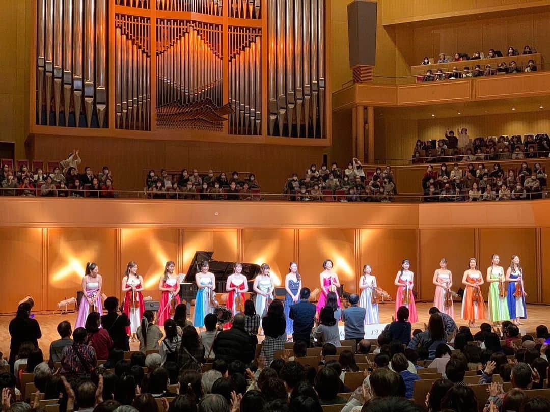 高嶋ちさ子さんのインスタグラム写真 - (高嶋ちさ子Instagram)「愛知県芸術劇場 初日！ 大盛り上がりで、ありがとうございました😊  93歳のおばあちゃん聴こえたかな〜 後半なるべく大きく弾きました！喋りもハッキリ喋りました。  明日は2回公演 頑張る為にこれから肉食う」2月17日 21時12分 - chisakotakashima