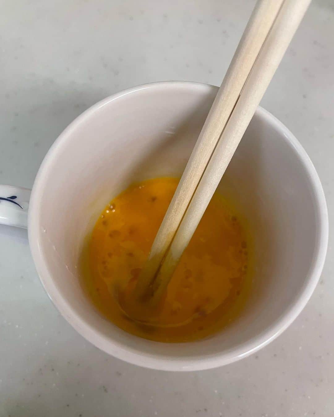 飯島直子さんのインスタグラム写真 - (飯島直子Instagram)「おはようございます^ - ^♪  昨夜は花粉のくすりのんで ねました^ ^ 初体験です、効果たのしみです♪  はい、まるでお湯のような うす味コーヒーは姉にしか 出せない味です(´∀｀*)  １５日のへんじすこしと おもったことをすこし＾＾  加奈！病院職卒業おめでとう♪ 夢は無限大！  ヨーヨー誕生日おめでとう🎈  ゆみこ頑張れー٩(๑❛ᴗ❛๑)۶  必要ない人間なんていません！ 選ばれてみんな生まれてきました(*´ー｀*)  財布は毎年変えるとよいといわれて変えていましたが いまは変えてません^ - ^  わたしは親になったことが ないので、この年で子供目線です、反抗期のときに発する言葉は　ほとんど本音ではありません 子供は無邪気に親を傷つけますが決して本音ではありません  必ず感謝を言葉にしてくれるときがきます(*´∀｀*)  脳トレ！本は読みますか？ カンタンな推理小説とか マンガとか良いかなと思います ^ - ^  今朝はパンです  はい！昨日定員さんに カレーパン二個で100円引きといわれ買いました！  わたしはキーマカレーがタイプでした^ ^  和風ポテサラ(優勝)  たまご(レンジでチン)  スープ.タマネギ、コーン、エノキ、芽の出たジャガイモ(序の口) 鶏がらスープ、塩、コショウ  最後の写真は この間タマネギが成長して 出てきたネギです  枯れもせず、とくに成長もせず 元気に育ってます  今後が楽しみです(๑˃̵ᴗ˂̵)♡」3月16日 11時43分 - naoko_iijima_705_official