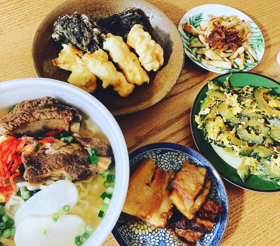 馬渕智子のインスタグラム：「琉球村のテイクアウト✨ 美味しかったー😍 みなさまぜひ💕  早くまたお店でみんなでワイワイ食べられる日がきますように。  #愛知県安城市 #琉球村 #沖縄料理 #沖縄 #テイクアウト #おうち時間」