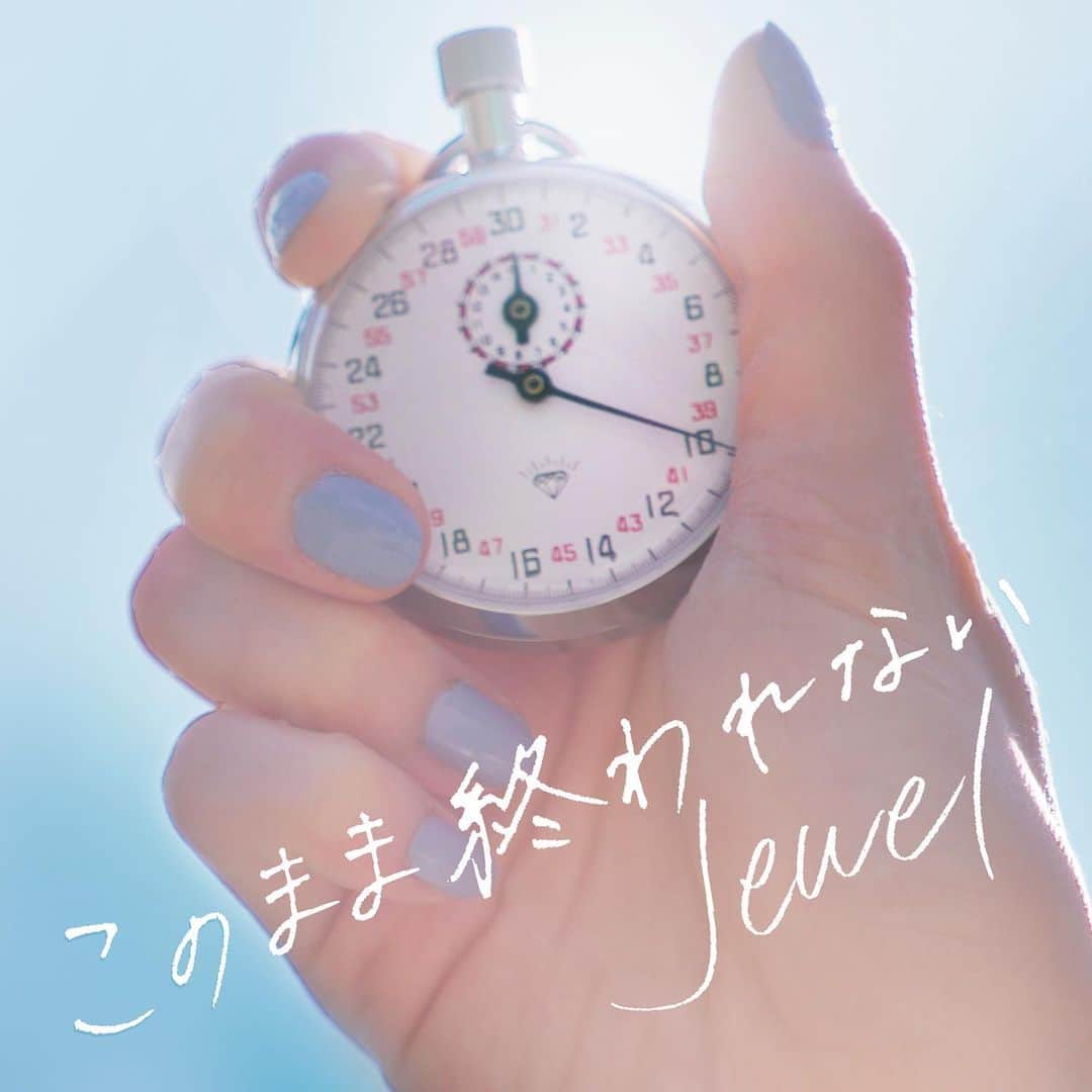 Jewel【公式】のインスタグラム：「・﻿ Jewel「このまま終われない」配信スタート🙌✨﻿ メンバーが初めて作詞に挑戦した大切な大切な曲✨﻿ ﻿ J☆Dee'Z、Jewelとして10年間走ってきた彼女たちのリアルな想いが込められています🏃‍♀️﻿ 不安な日々を過ごしている皆さんに是非聞いていただきたい一曲です🌞﻿ ﻿ #Jewel_jp」