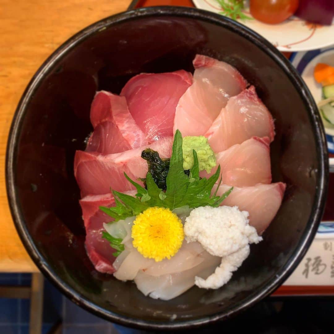 池内万作さんのインスタグラム写真 池内万作instagram 昨日は福寿司で海鮮丼を たまらんっす 暖かくなって魚の種類もたくさんあったから 今度は地魚握りも食べなければ イケウチ家のグルメ旅 3月25日 7時28分 Mandeshita