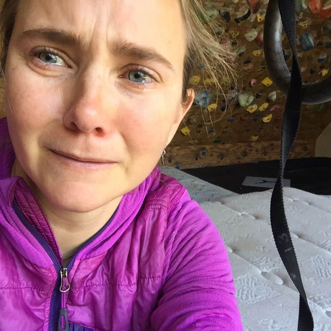 ベス・ロッデンのインスタグラム：「Two weeks ago I felt a familiar and awful sour feeling start to overwhelm my body. My extremities were on fire and it felt like I was filled with a heavy sludge. It’s what happens to me when my PTSD is triggered from being kidnapped in Kyrgyzstan. Trauma is awful and always takes me by surprise when it returns. I guess I still naively think that with therapy I should have "dealt" with it by now, that there shouldn't be anymore layers to work through, that I’m in my better place, triumphant and charging forward. But as with everything in life, there's always more to learn and that when I’m a crumpled ball of mess it is actually a time for growth and to sit with the hard and uncomfortable feelings not run from them. It’s so counterintuitive, but that’s when I grow the most.  The past few weeks have allowed for a lot of growth and honestly there were many times I was filled with tears and fear and said “I don’t really want to grow anymore, I’m good where I’m at.” I'm not writing this to detract from the crisis at hand, but rather to shed a light on how important mental health is, especially in times of crisis. Climbers have always been so good at "conquering" or "rising above" fear that traditionally mental health has been taboo to talk about in our community. I know I felt ashamed to talk about anything that could be seen as weak or meager, something I should just “get over.” Thankfully with things like the @climbinggrieffund change is happening, but I feel like we can’t talk about mental health enough, especially these days.  I've done several therapy sessions and feel like I'm resurfacing from a thick dark fog. I know I’m fortunate to be able to recognize when I need help and be in a position to get it. I’m sending love to anyone dealing with past or present trauma these days, or for anyone who is just human and feeling the weight of this all. And sending infinite thanks to all the medical professionals battling on the front lines, and the mental health professionals who are battling a crisis within a crisis. // @outdoorresearch @metoliusclimbing @touchstoneclimbing @bluewaterropes @osprepacks @skinourishment @clifbar @lasportivana #orambassador」