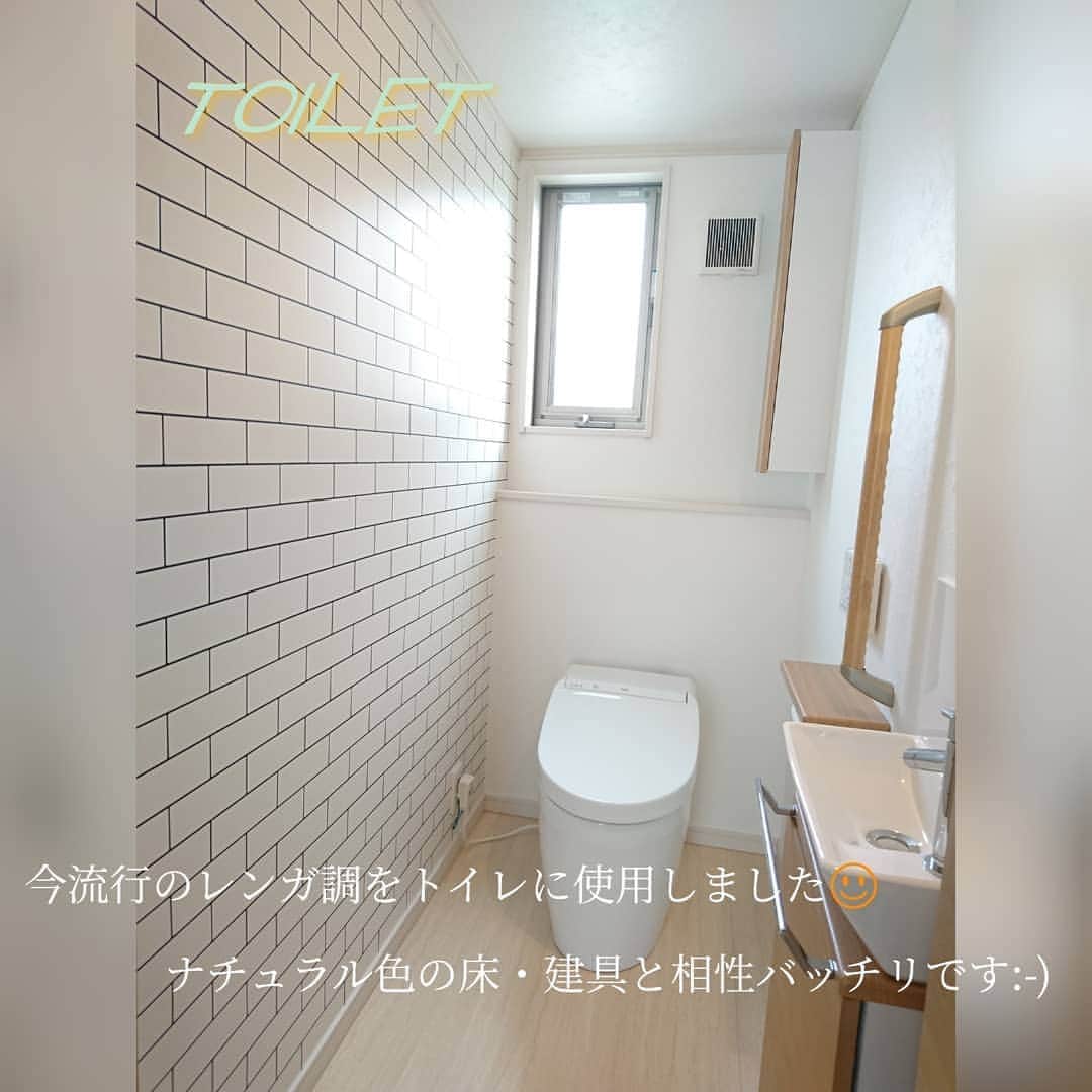 朝日住宅株式会社さんのインスタグラム写真 朝日住宅株式会社instagram トイレ ナチュラルで可愛らしいトイレになりました なんだか気分も明るくなります トイレ ナチュラルインテリア アクセントクロス サンゲツ おしゃれ 流行 Asahijutaku 朝日住宅