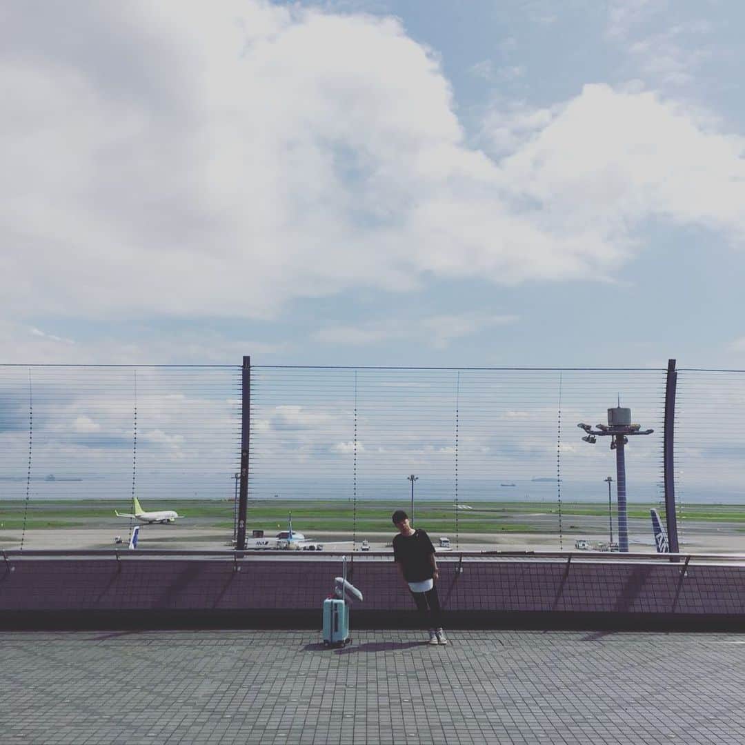 戸川創太さんのインスタグラム写真 - (戸川創太Instagram)「斜めって良いよね。斜めは心を癒してくれる。斜め斜め。あれ？斜めってこんな漢字だっけ？斜めのゲシュタルト崩壊。 #羽田空港 #イヌコネクション #斜め #ゲシュタルト崩壊」7月24日 17時26分 - togawatogawatogawa