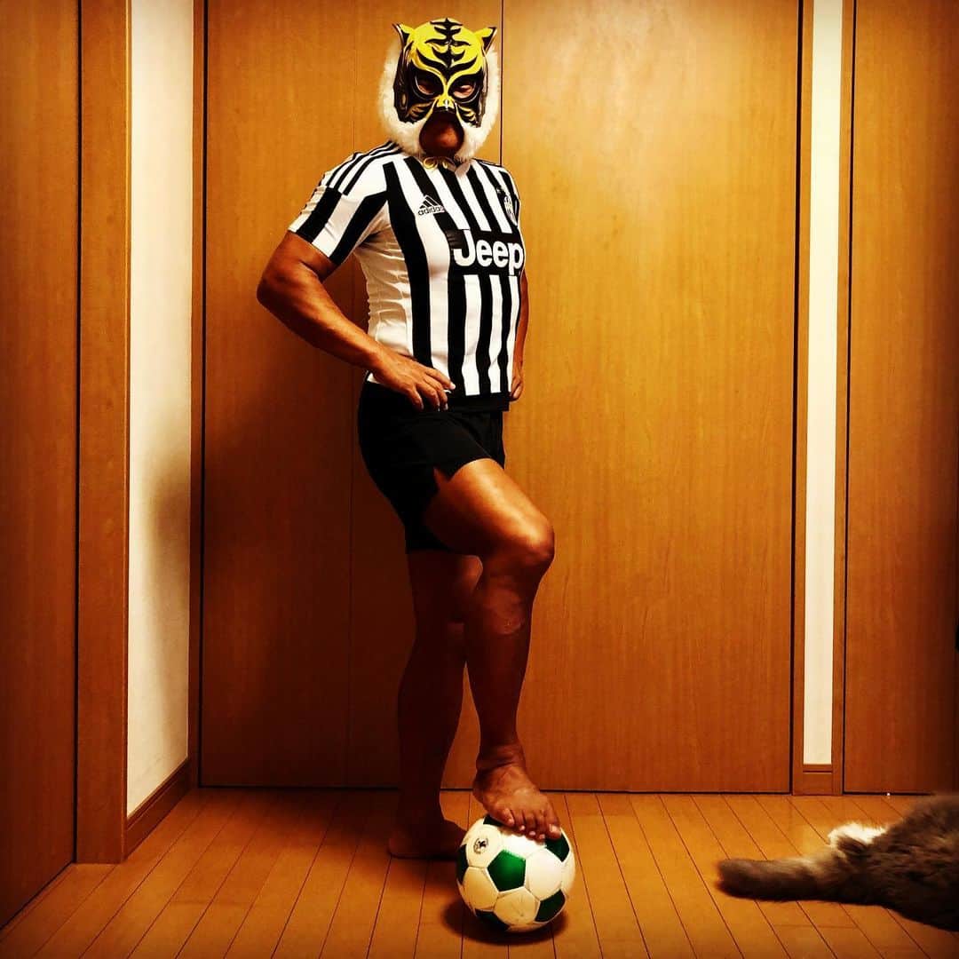 タイガーマスクさんのインスタグラム写真 - (タイガーマスクInstagram)「チビ虎がサッカーをしていて、知り合いの方からプロチームの