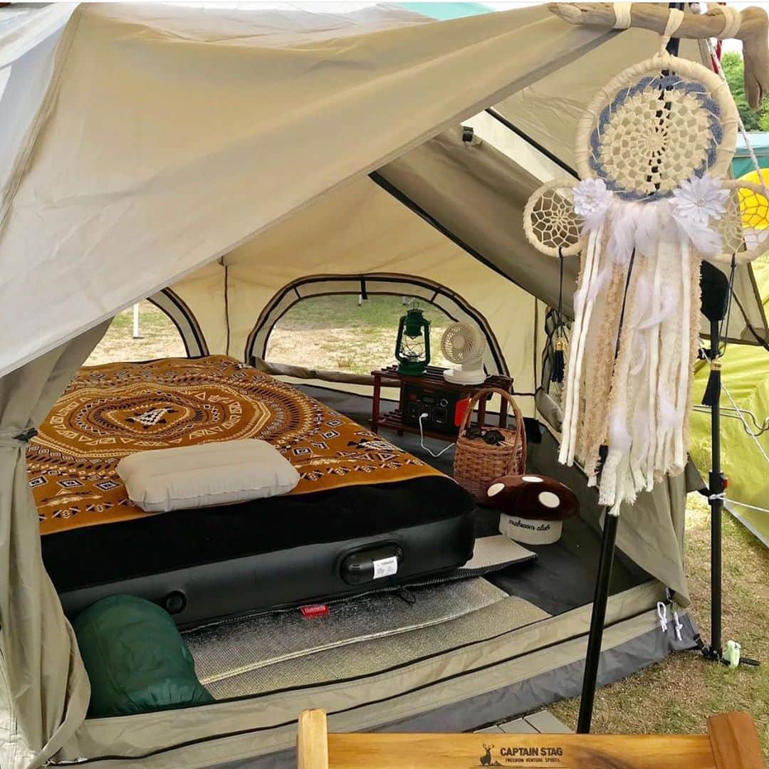 4yuuu さんのインスタグラム写真 4yuuu Instagram キャンプでも おしゃれな空間が実現 ドリームキャッチャーや おしゃれなブランケットで雰囲気 扇風機 エアベッドで寝心地も快適ですね Aranami Filmes 4yuuu キャンプ テント 野外 キャンプ