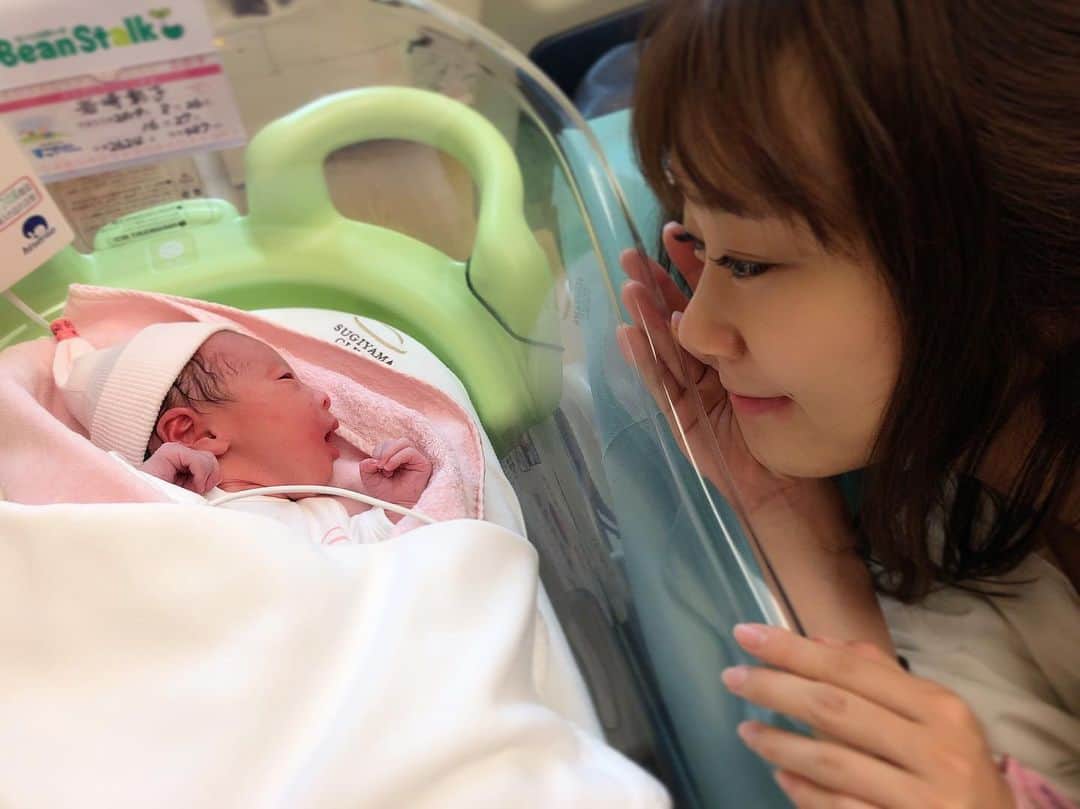 菊井彰子さんのインスタグラム写真 菊井彰子instagram ご報告 昨日 8月26日16時27分 2624gの女の子を出産しました 母子ともに健康です 世界一可愛いよぉ 無事に産まれてきてくれてありがとう この出産で私たち夫婦がもらった感動以上の幸せを娘に