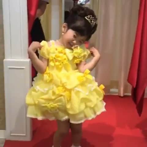 スタジオアリスさんのインスタグラム動画 スタジオアリスinstagram ティアラを付けてパーティーの準備もバッチリな三姉妹プリンセス みんなで黄色のドレスを着てルンルンの登場 Yasumototae さま 素敵な動画を