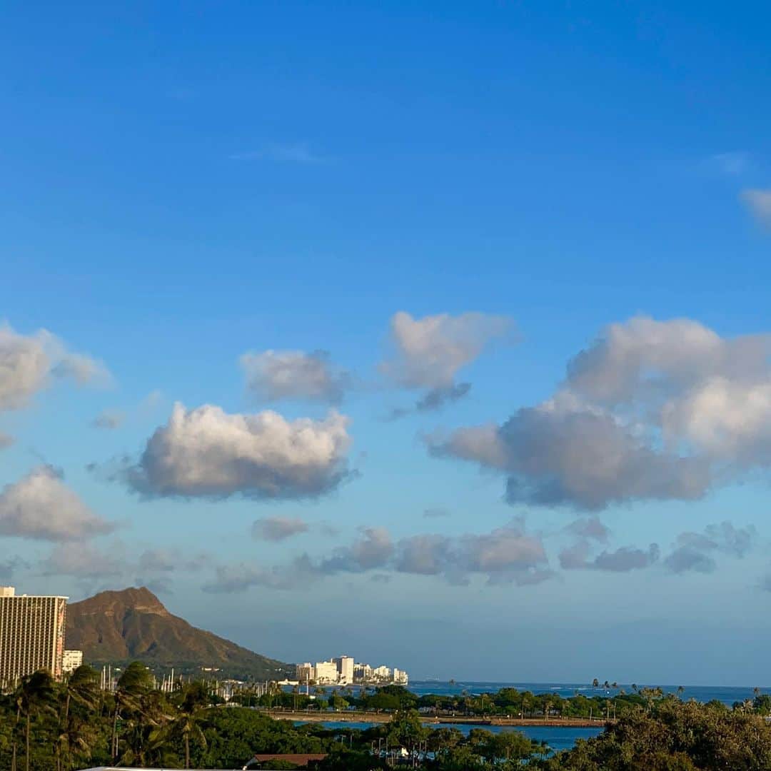 薬丸裕英のインスタグラム：「Hawaii Sunset！  #hawaii  #hawaiisunset  #ハワイ夕日  #ダイヤモンドヘッド  #ハワイ今日の空」