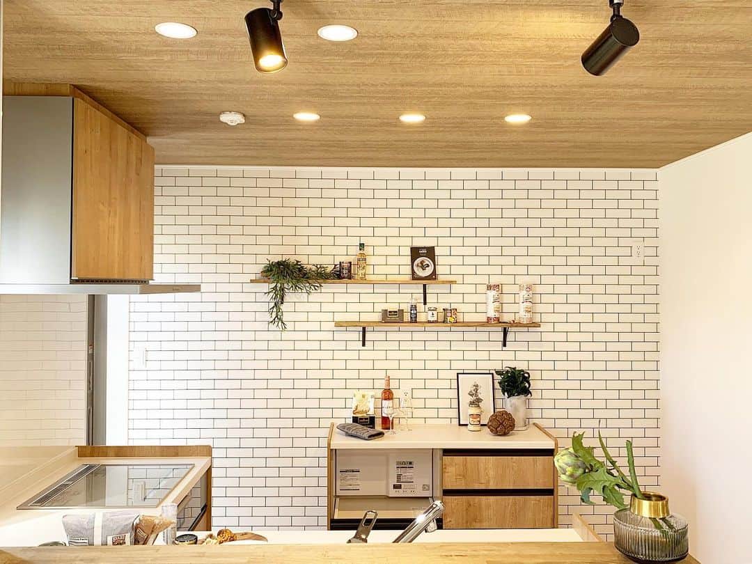 シティハウス産業株式会社さんのインスタグラム写真 シティハウス産業株式会社instagram 白いレンガ風壁紙が スタイリッシュで可愛いキッチン 飾り棚で見せる収納を作って カフェのような空間に