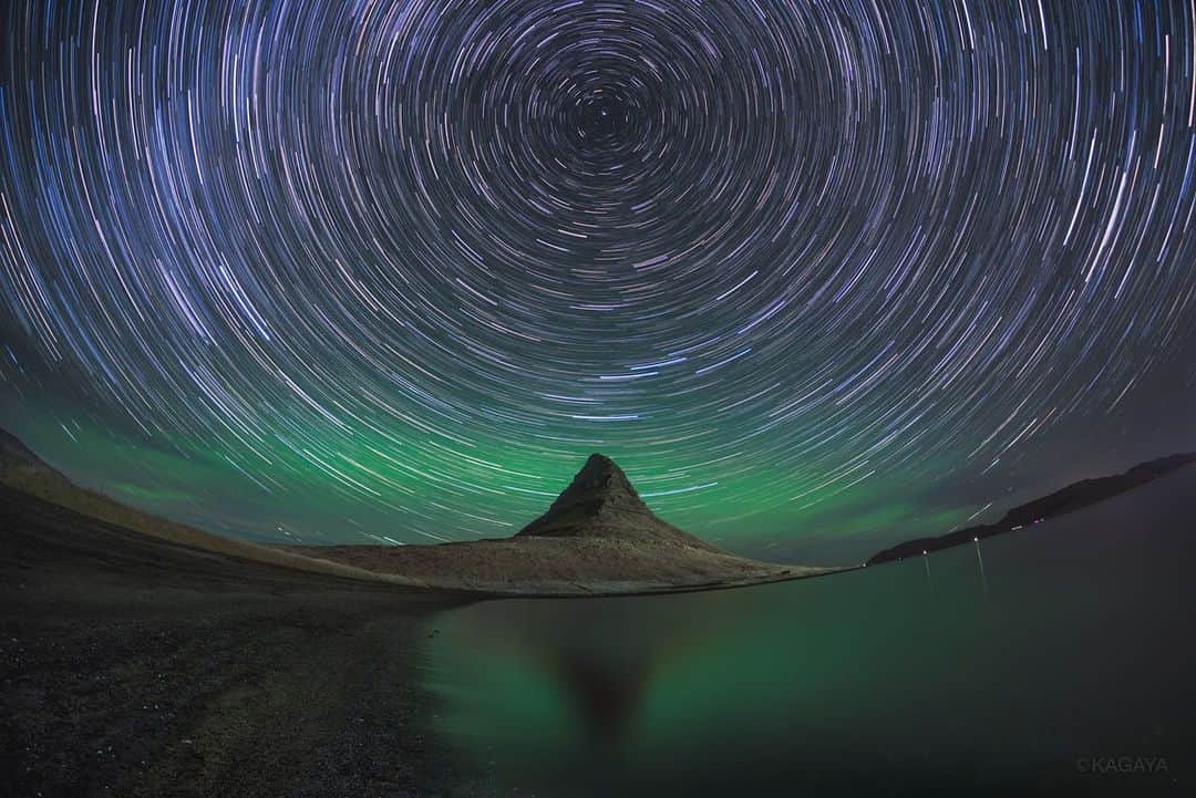 Kagayaさんのインスタグラム写真 Kagayainstagram アイスランドの星の動き 北極星が日本で見るより高い位置にあります 緑の光は淡いオーロラです 写真では鮮やかな色に写りますが肉眼では白っぽく見えます 先日撮影 星空 オーロラ Iceland Aurora