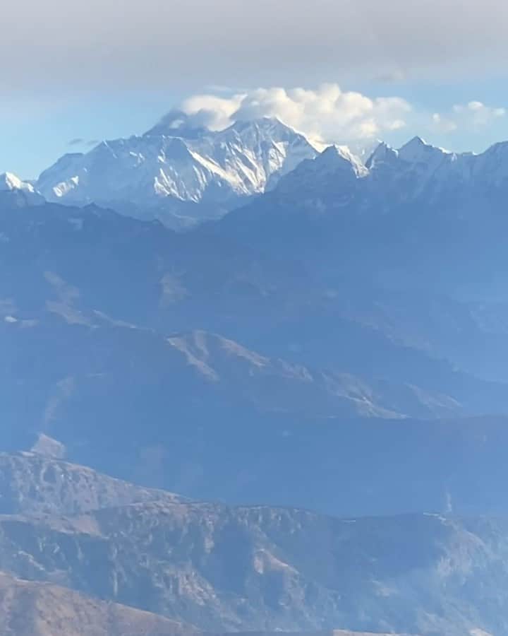 ハワード・シューのインスタグラム：「Mount Everest and the Himalayas up close and personal! Probably one of the most breathtaking views I’ve witnessed. Everest is 8,848 meters or 29,028 feet above sea level. To put that into context, it sit above the clouds and is eye level with commercial plane cruising altitudes!」
