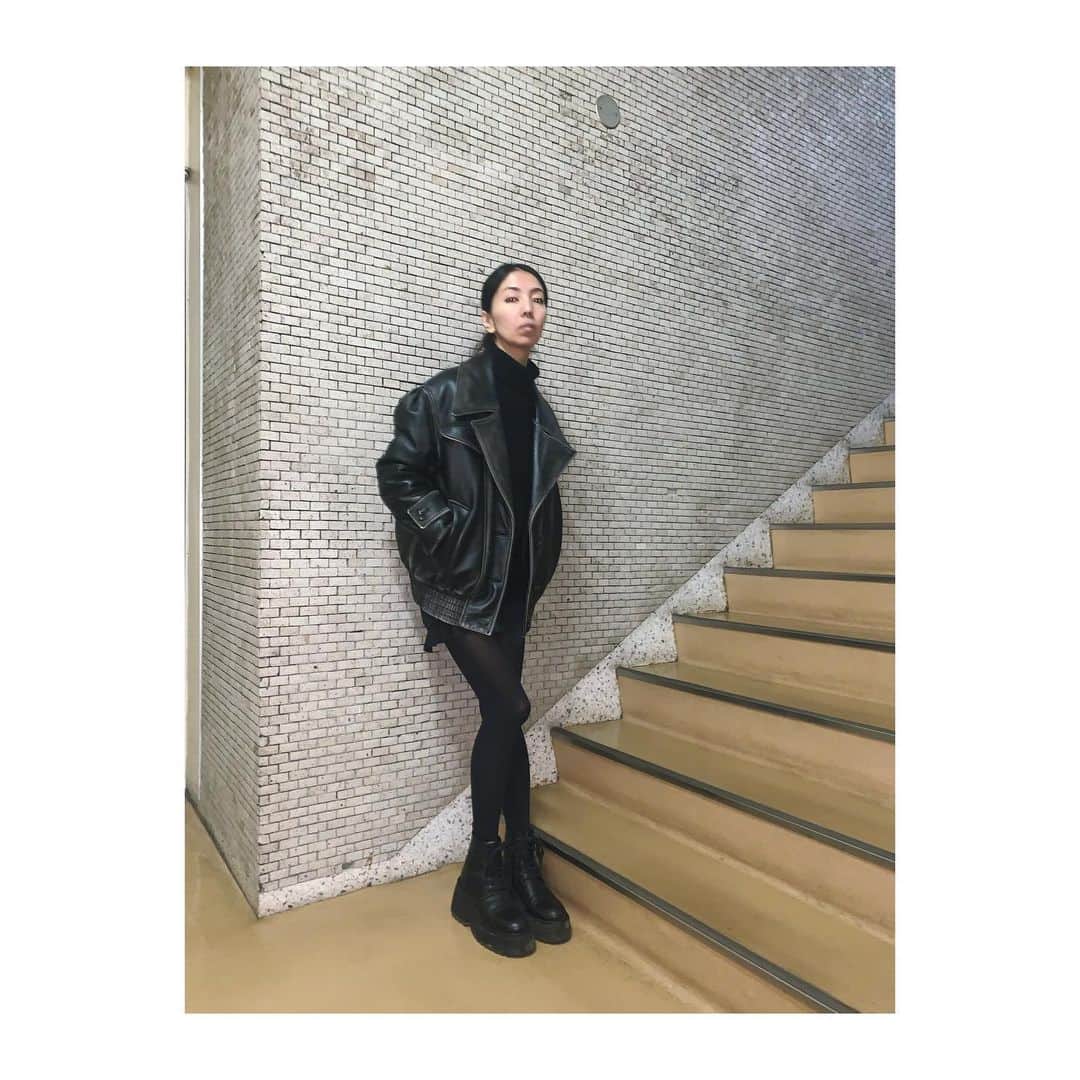 大田由香梨さんのインスタグラム写真 - (大田由香梨Instagram)「オーバーサイズのアウターの時は、足元にもボリュームのある靴を履き