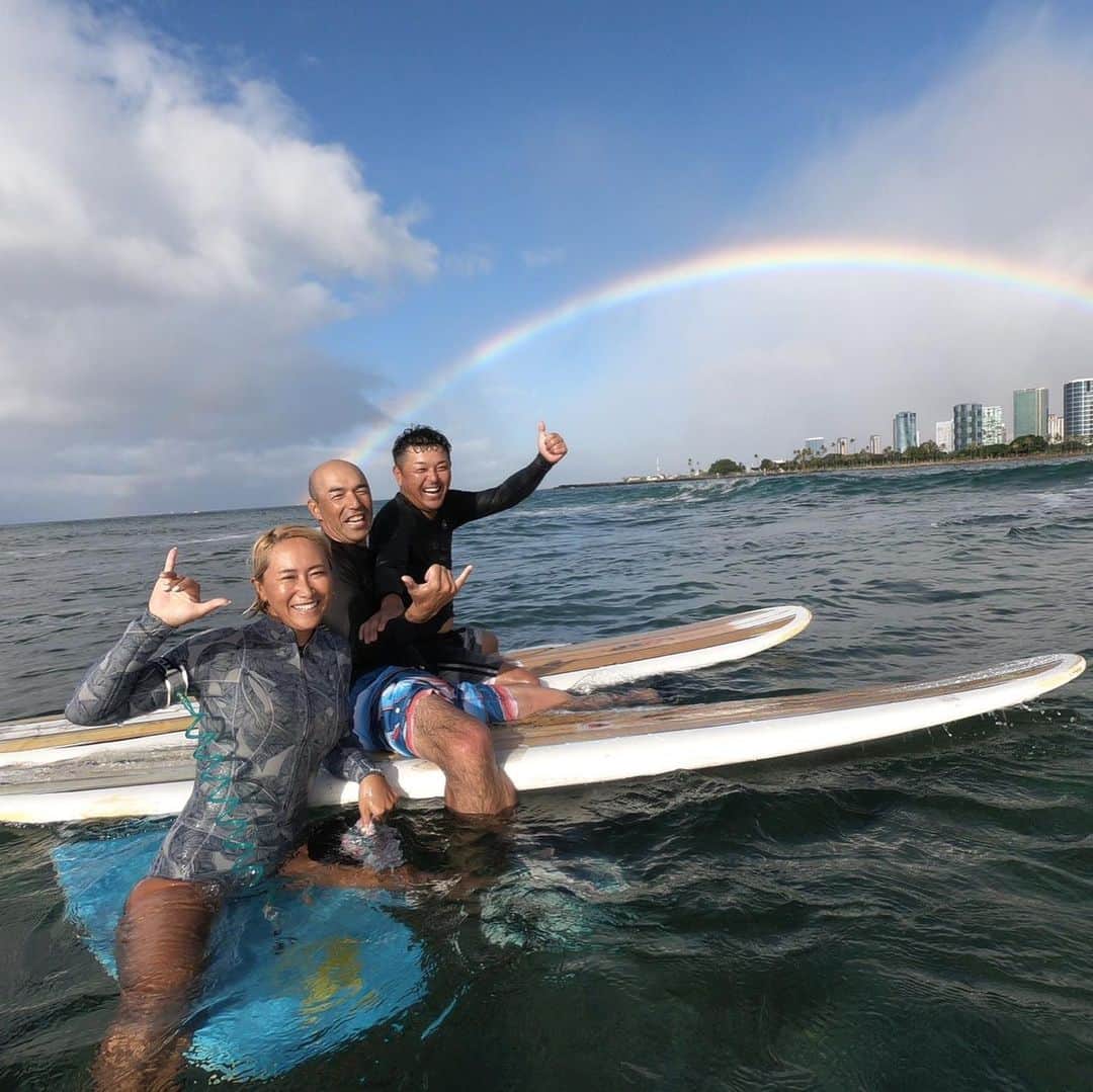 和田 一浩のインスタグラム：「サーフィンしました。シゲさん絶好調！サーファーガールアカデミーのみと先生。 #サーファーガールアカデミー　#サーフィン　#ハワイ　#谷繁元信　#和田一浩」