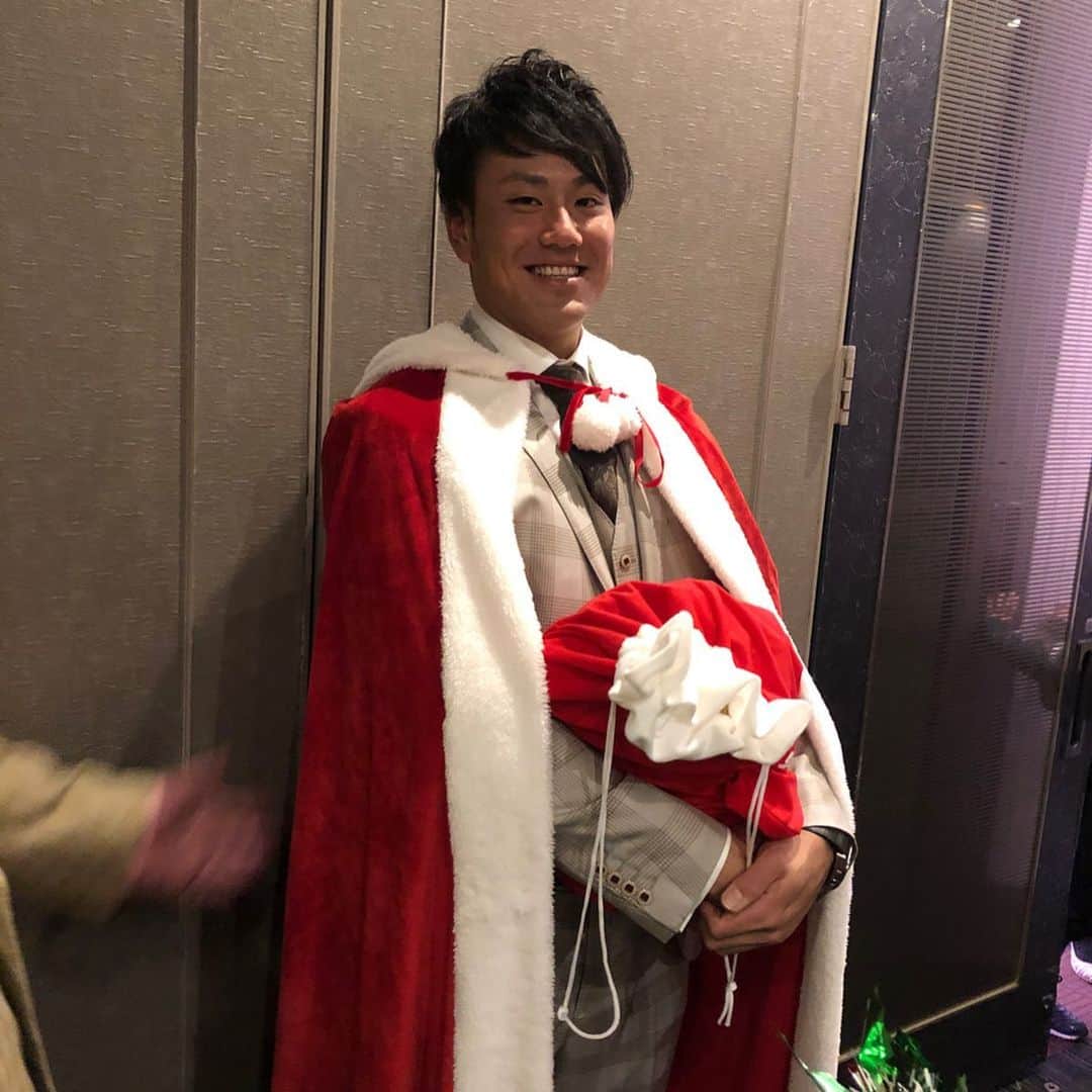 松田遼馬のインスタグラム：「この前サンタがいましたので 皆さんメリークリスマス🎅🎄笑笑 #中谷将大  #怒られるかな？笑」