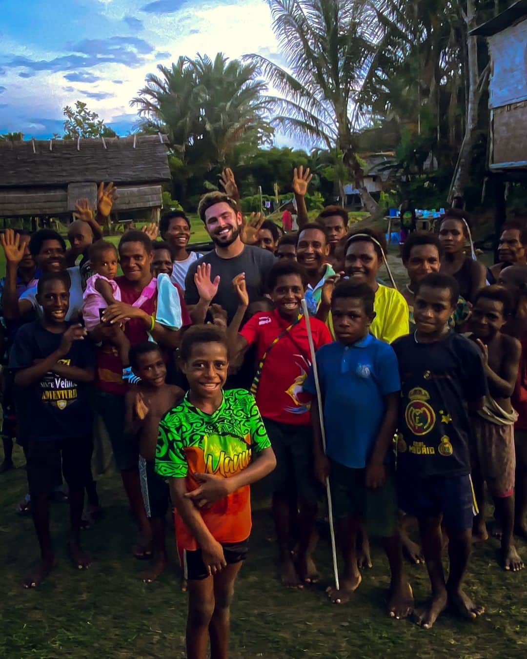ザック・エフロンのインスタグラム：「Very thankful to everyone who has reached out. I did get sick in Papua New Guinea but I bounced back quick and finished an amazing 3 weeks in P.N.G. I’m home for the holidays with my friends and family. Thanks for all the love and concern, see you in 2020!」