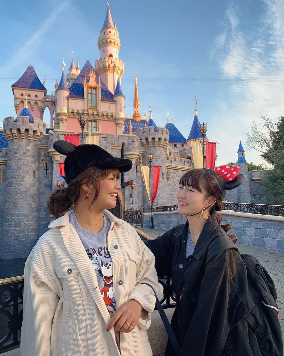 桃さんのインスタグラム写真 桃instagram 世界で1番最初に誕生した Disney Land Parkはシンデレラ城 ではなく 眠れる森の美女のお城 ピンクで可愛い テンションあがった 桃クロ Disneycastle Pr カリフォルニアディズニー 海外ディズニー おそろtシャツ